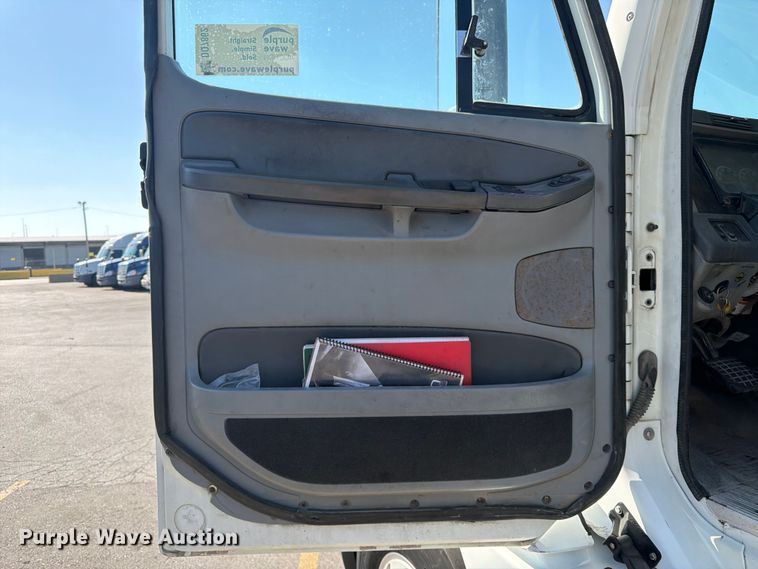 image for item DQ7862 2007 Freightliner Columbia semi truck