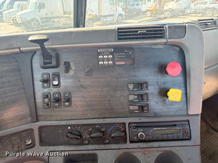 image for item DQ7862 2007 Freightliner Columbia semi truck