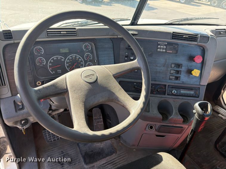 image for item DQ7862 2007 Freightliner Columbia semi truck