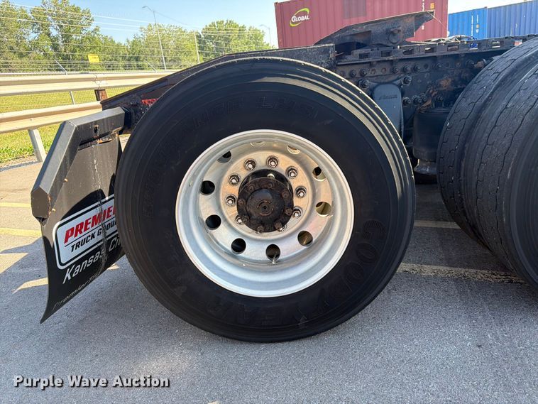 image for item DQ7862 2007 Freightliner Columbia semi truck