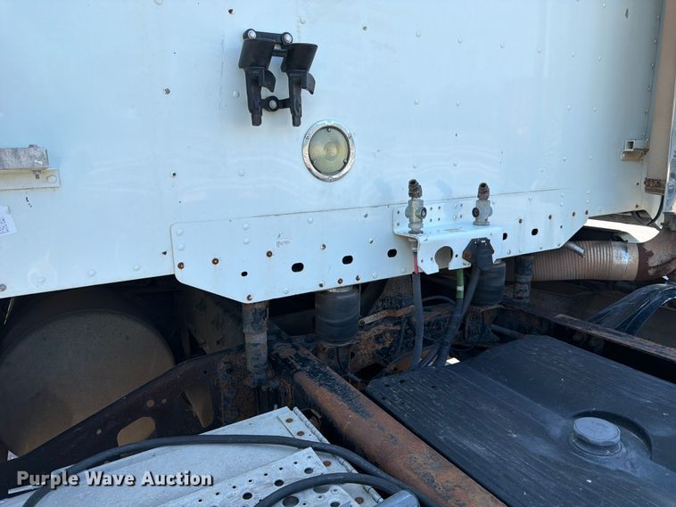 image for item DQ7863 2012 Freightliner Columbia semi truck