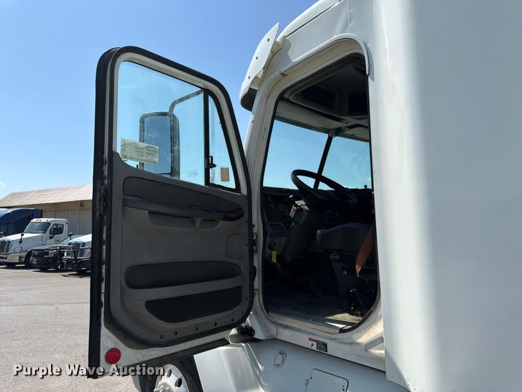image for item DQ7863 2012 Freightliner Columbia semi truck