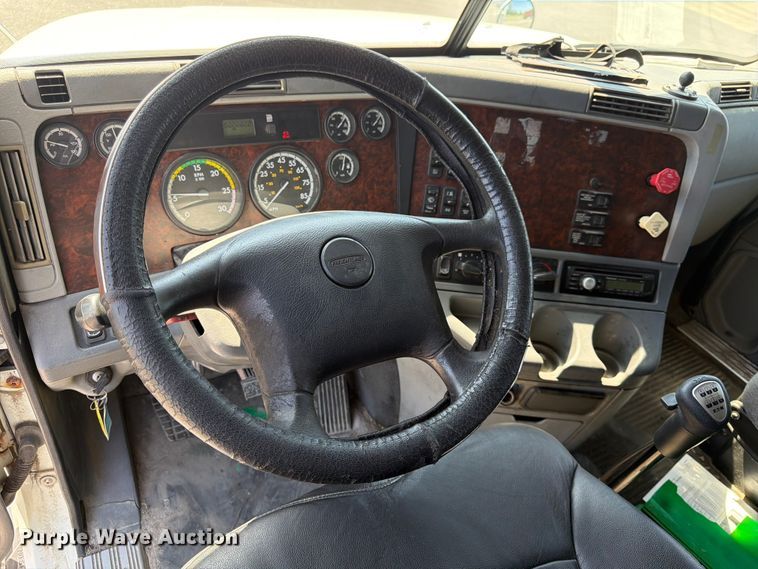 image for item DQ7863 2012 Freightliner Columbia semi truck