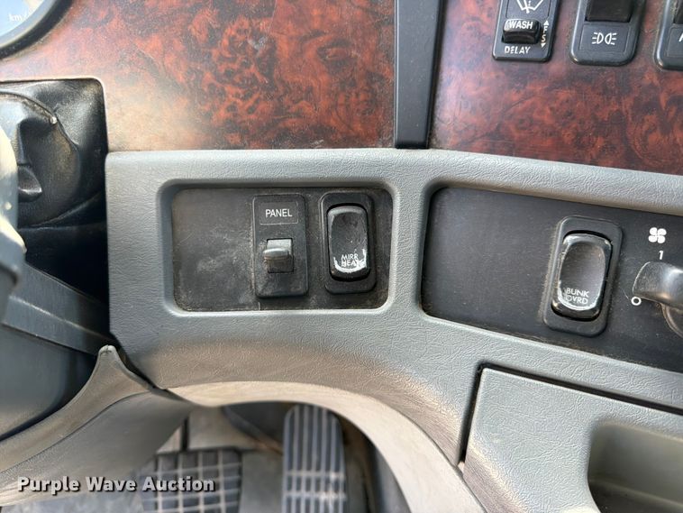 image for item DQ7863 2012 Freightliner Columbia semi truck