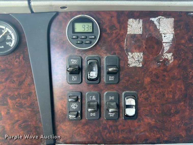 image for item DQ7863 2012 Freightliner Columbia semi truck