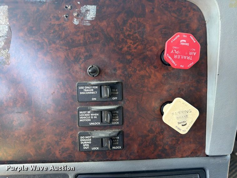 image for item DQ7863 2012 Freightliner Columbia semi truck