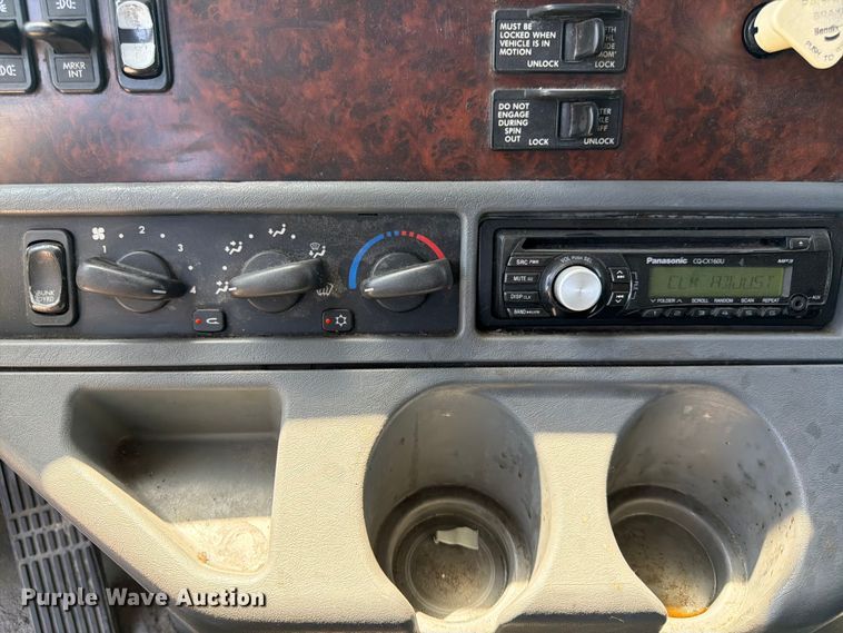 image for item DQ7863 2012 Freightliner Columbia semi truck
