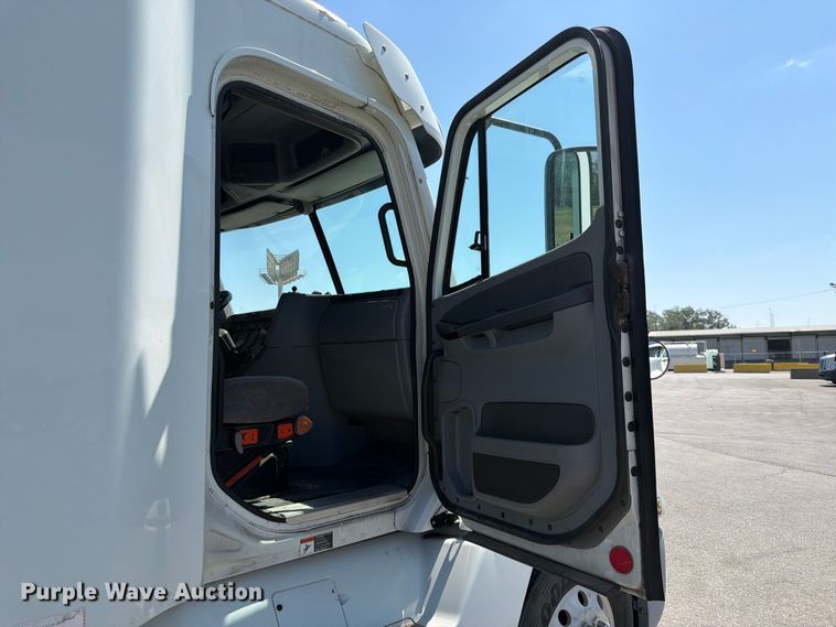 image for item DQ7863 2012 Freightliner Columbia semi truck