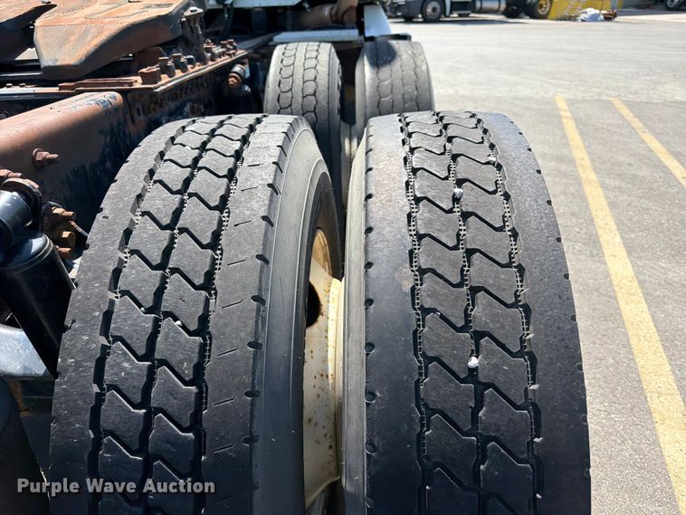 image for item DQ7863 2012 Freightliner Columbia semi truck