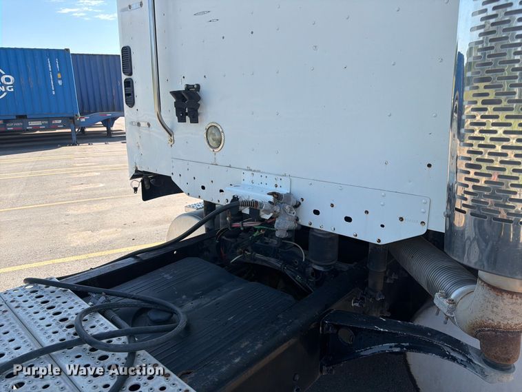 image for item DQ7864 2006 Freightliner CST120 semi truck