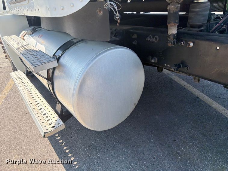 image for item DQ7864 2006 Freightliner CST120 semi truck