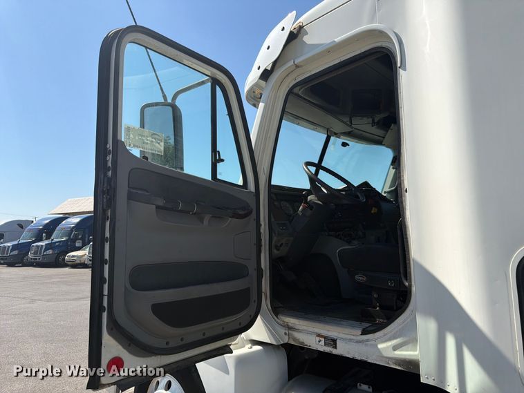 image for item DQ7864 2006 Freightliner CST120 semi truck