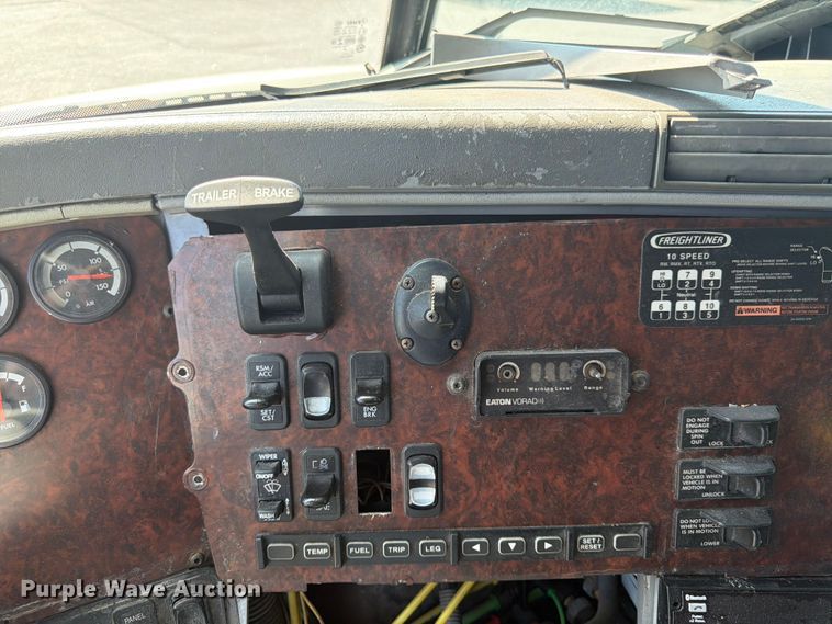 image for item DQ7864 2006 Freightliner CST120 semi truck