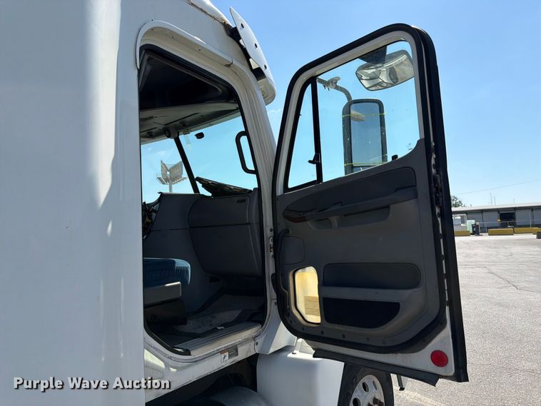 image for item DQ7864 2006 Freightliner CST120 semi truck