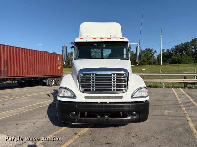 image for item DQ7865 2012 Freightliner Columbia semi truck