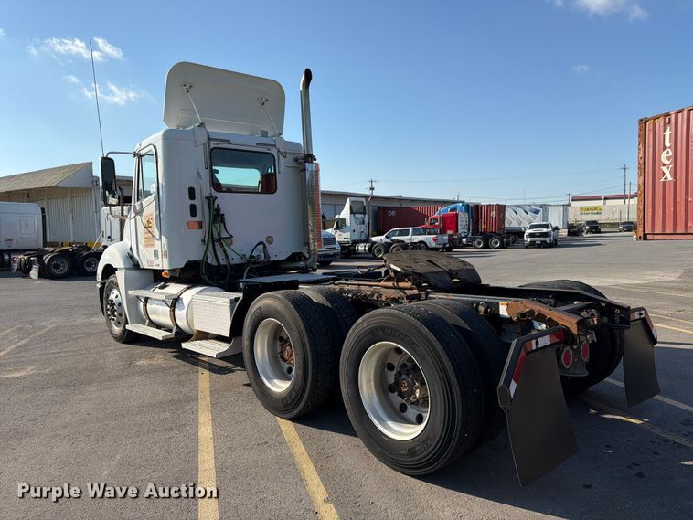 image for item DQ7865 2012 Freightliner Columbia semi truck
