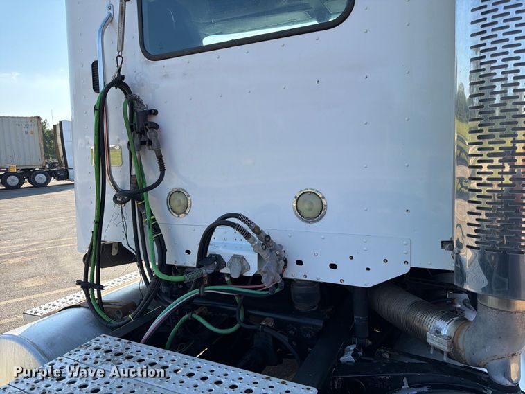 image for item DQ7865 2012 Freightliner Columbia semi truck