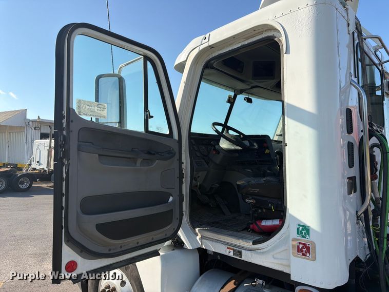 image for item DQ7865 2012 Freightliner Columbia semi truck