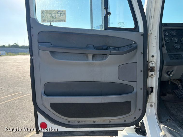 image for item DQ7865 2012 Freightliner Columbia semi truck