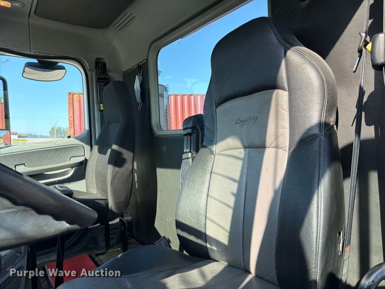 image for item DQ7865 2012 Freightliner Columbia semi truck