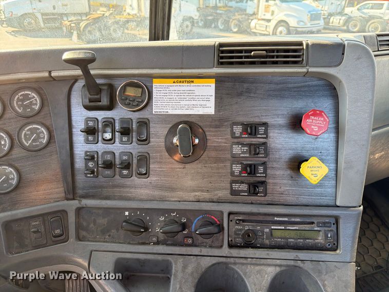 image for item DQ7865 2012 Freightliner Columbia semi truck