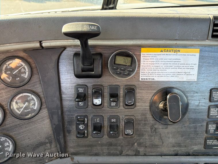 image for item DQ7865 2012 Freightliner Columbia semi truck