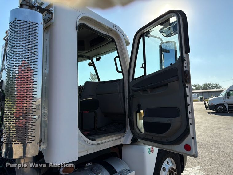 image for item DQ7865 2012 Freightliner Columbia semi truck