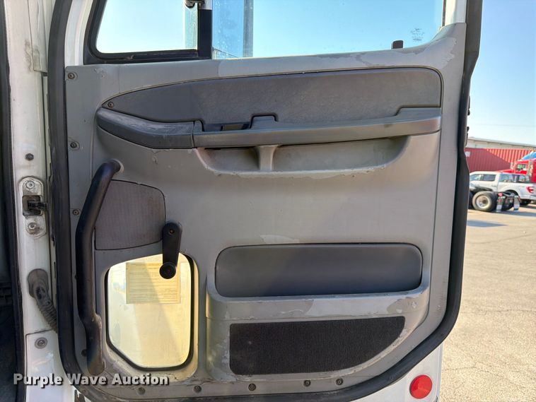 image for item DQ7865 2012 Freightliner Columbia semi truck
