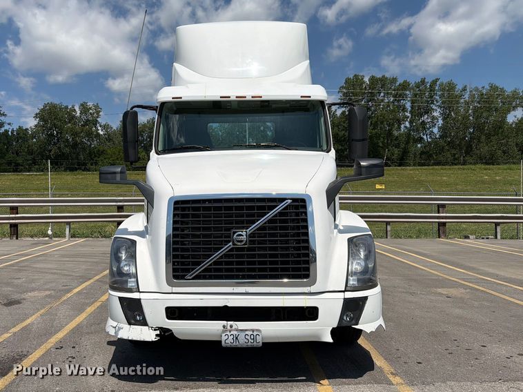 image for item DQ7866 2013 Volvo VNL semi truck
