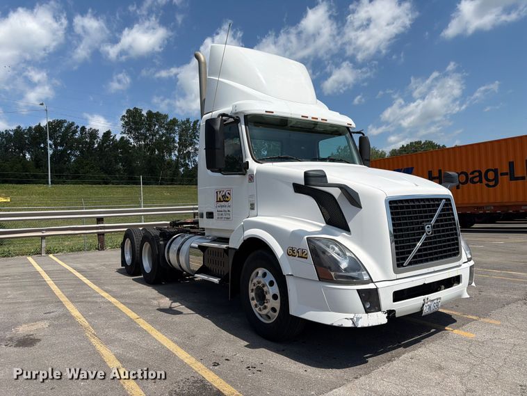 image for item DQ7866 2013 Volvo VNL semi truck