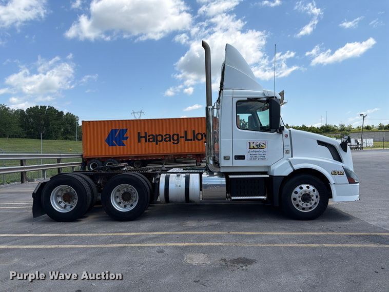 image for item DQ7866 2013 Volvo VNL semi truck