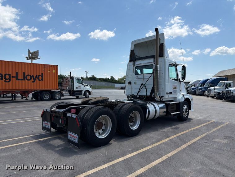 image for item DQ7866 2013 Volvo VNL semi truck