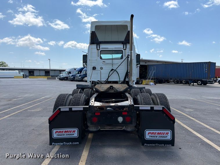 image for item DQ7866 2013 Volvo VNL semi truck