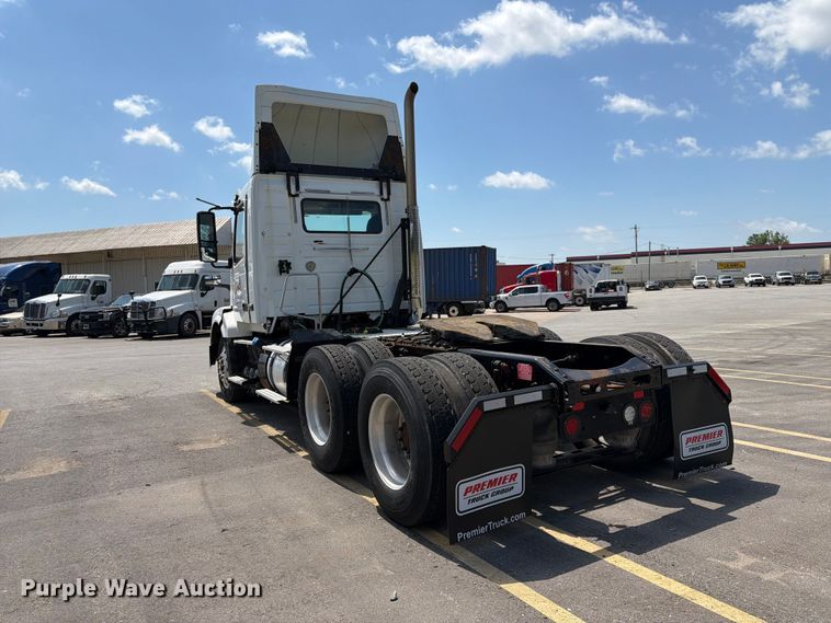 image for item DQ7866 2013 Volvo VNL semi truck