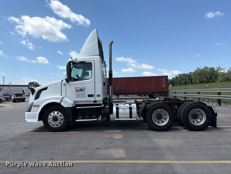 image for item DQ7866 2013 Volvo VNL semi truck