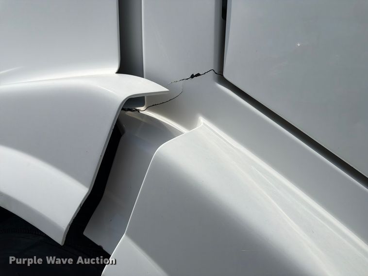 image for item DQ7866 2013 Volvo VNL semi truck