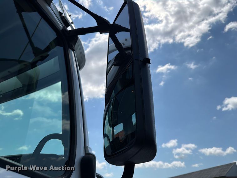 image for item DQ7866 2013 Volvo VNL semi truck