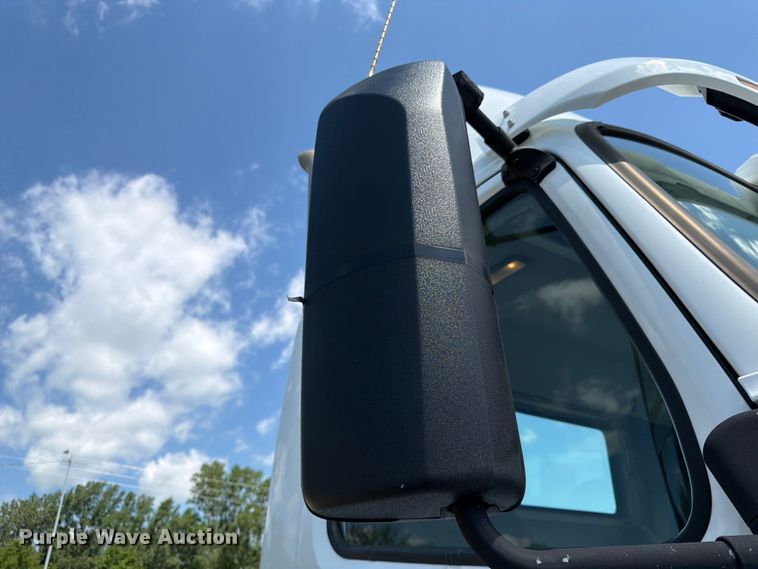 image for item DQ7866 2013 Volvo VNL semi truck