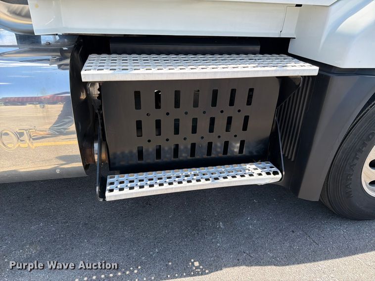image for item DQ7866 2013 Volvo VNL semi truck