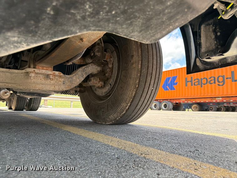 image for item DQ7866 2013 Volvo VNL semi truck