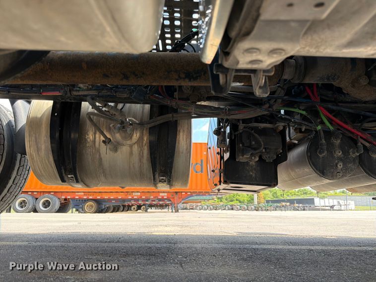 image for item DQ7866 2013 Volvo VNL semi truck