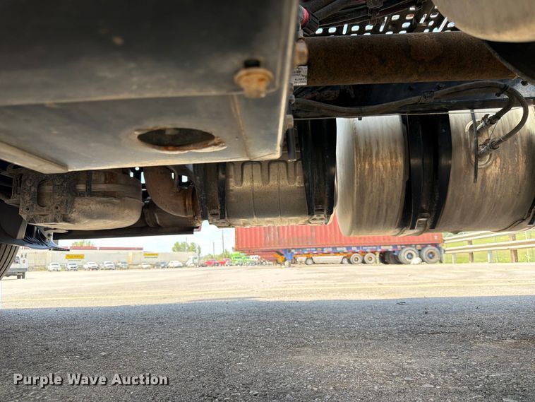 image for item DQ7866 2013 Volvo VNL semi truck