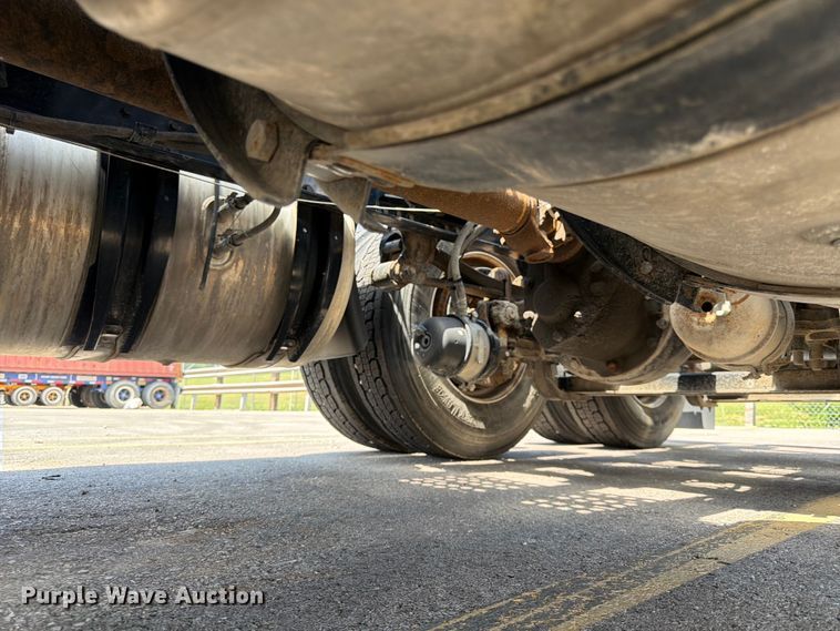 image for item DQ7866 2013 Volvo VNL semi truck
