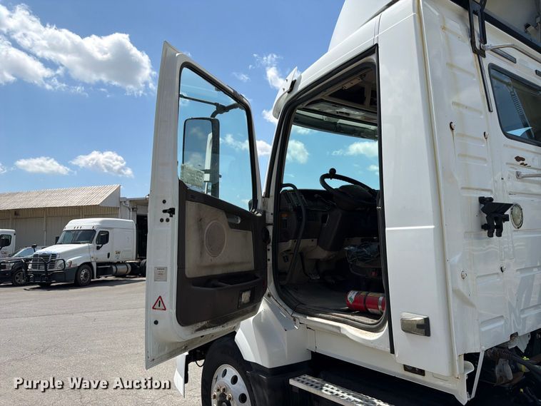image for item DQ7866 2013 Volvo VNL semi truck