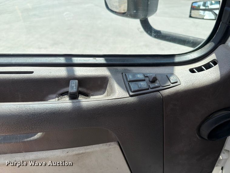 image for item DQ7866 2013 Volvo VNL semi truck