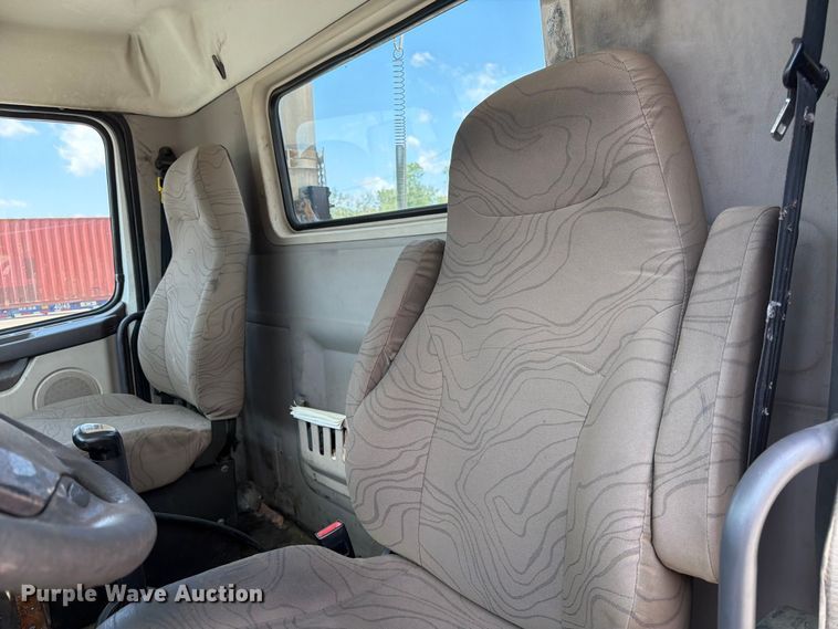 image for item DQ7866 2013 Volvo VNL semi truck