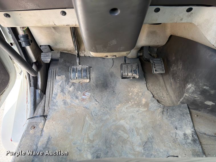 image for item DQ7866 2013 Volvo VNL semi truck