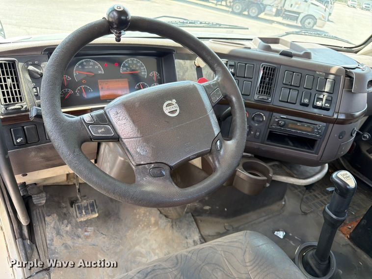 image for item DQ7866 2013 Volvo VNL semi truck