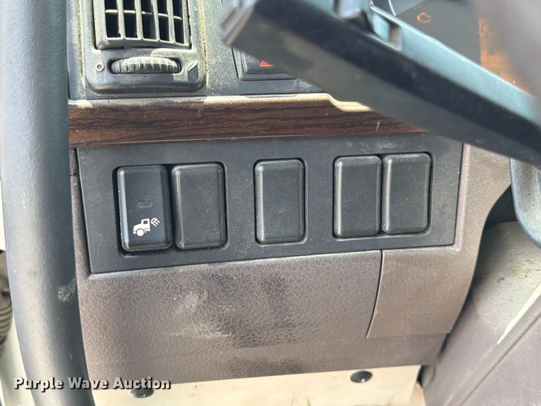 image for item DQ7866 2013 Volvo VNL semi truck