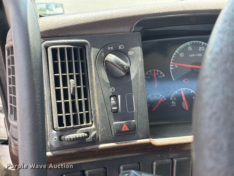 image for item DQ7866 2013 Volvo VNL semi truck